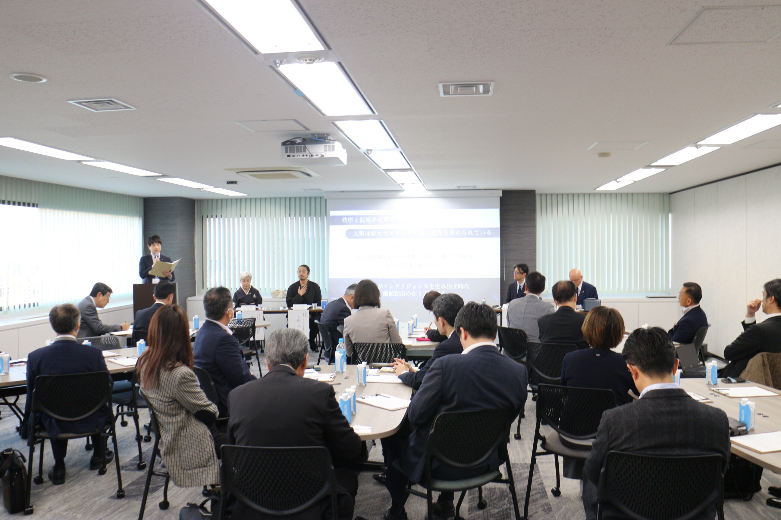 羅針盤セミナー2025 開催の様子（会場に着席した参加者と登壇者による講演）