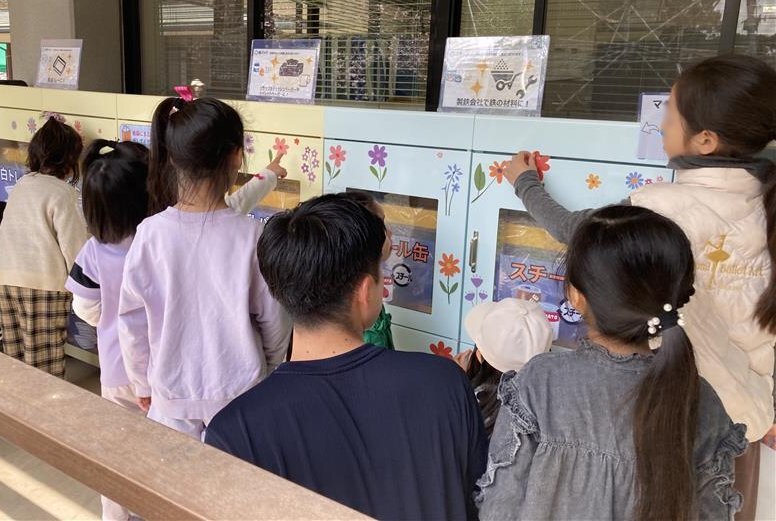 山田公民館の MEGURU STATION® で MEGURU BOX® を装飾する様子