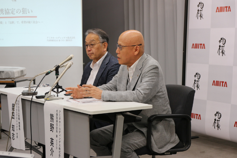 北九州市役所での記者会見の様子