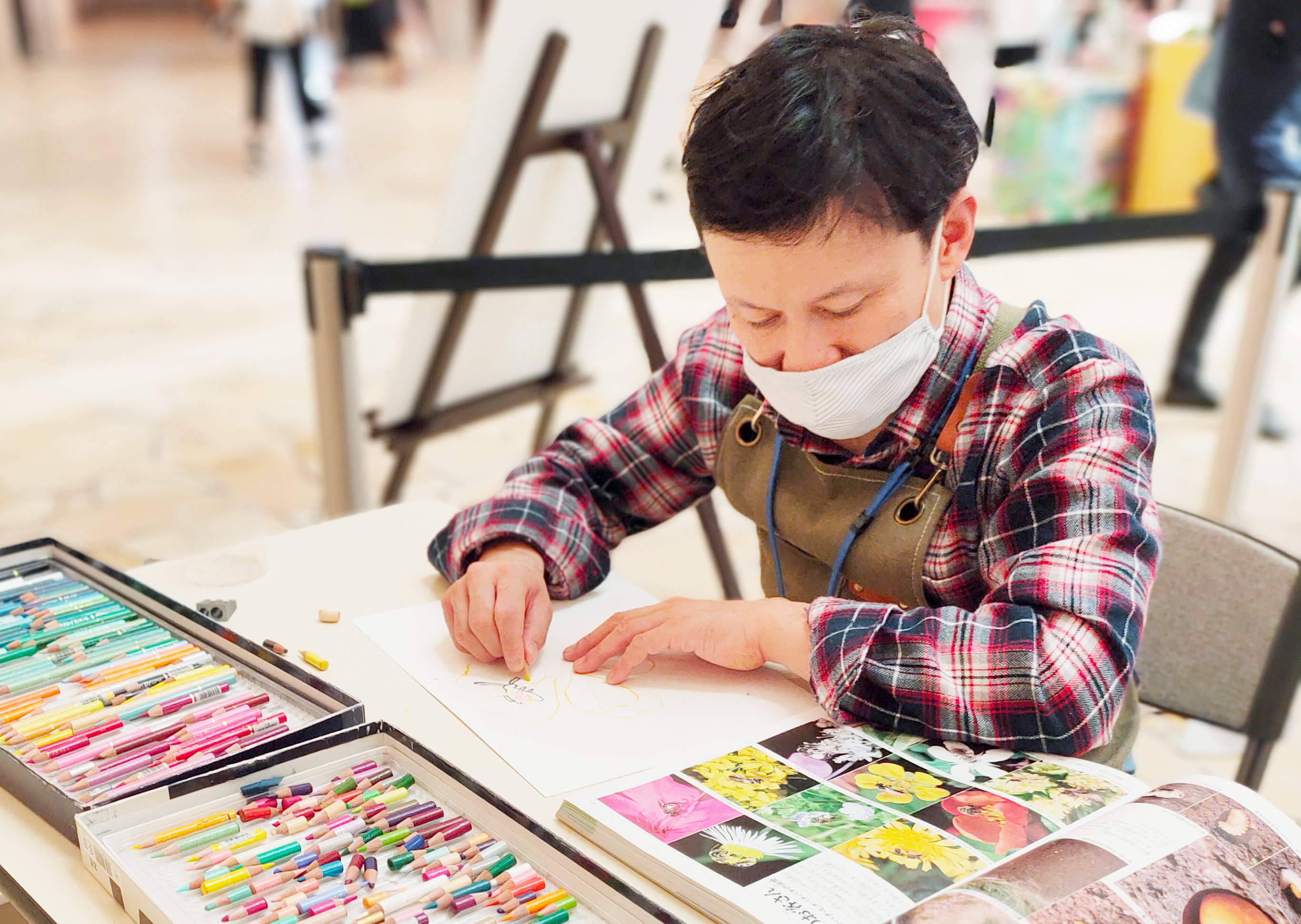 絵を描く作家写真